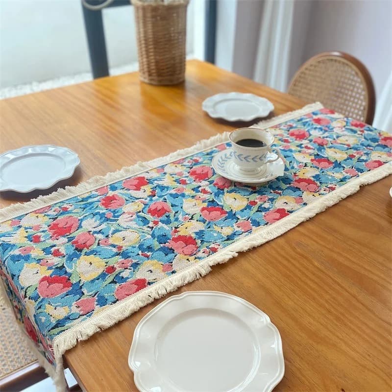 Jacquard-puuvilla- ja pellavasekoite pöytäliina, pohjoismainen kukkakuosi