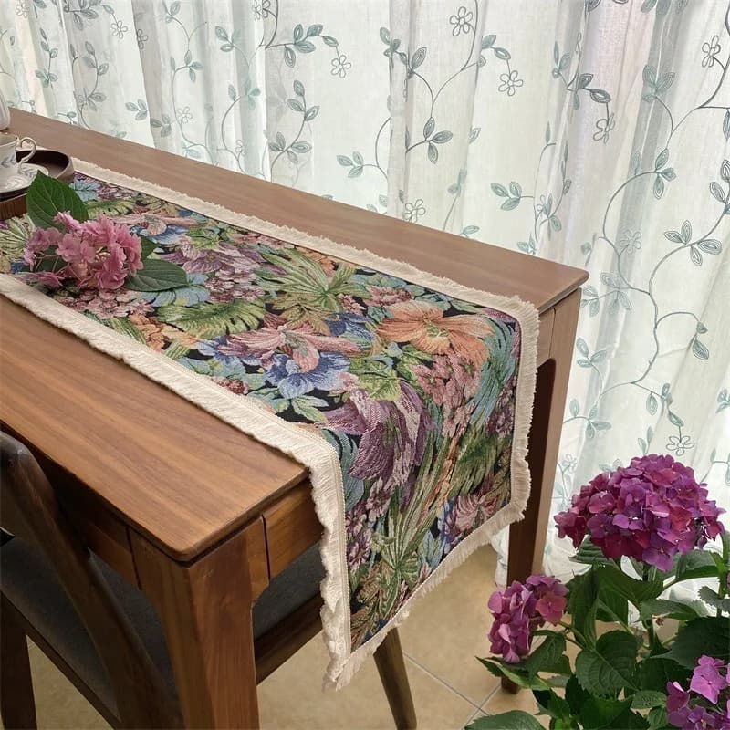 Amerikkalaistyylinen kukka- ja kasvipainatuksinen pöytäliina, puuvillasekoite