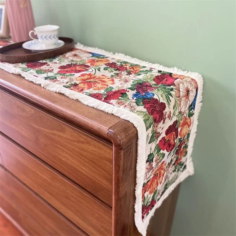 Maalaistyylinen puuvillasekoitepöytäliina, kukkakuvio